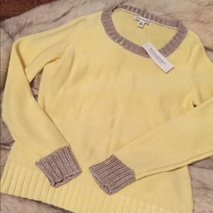 Yellow Banana Republic sweater 🔆 metallic detail